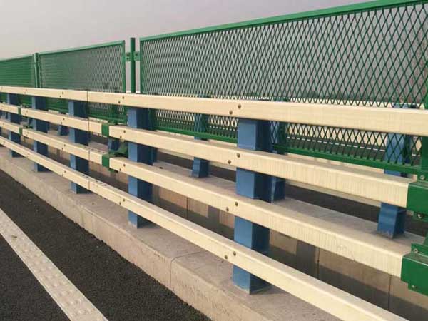 不銹鋼防撞護(hù)欄安裝時(shí)的注意事項(xiàng)