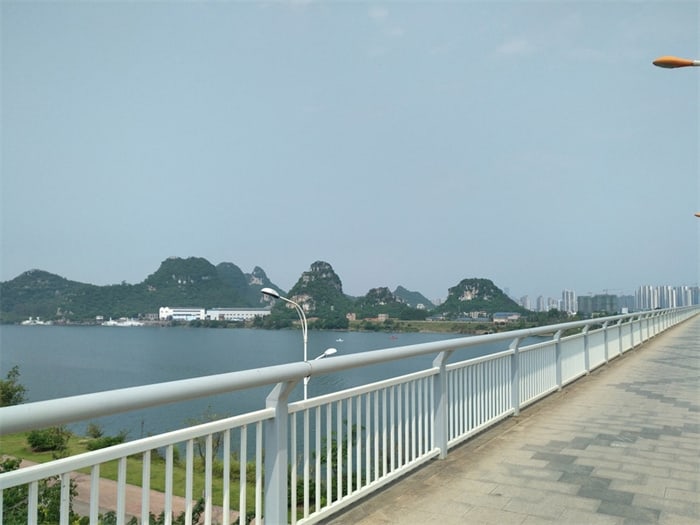 防撞護(hù)欄給路途產(chǎn)生了簡潔好看、整齊劃一的視覺沖擊