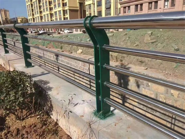 不銹鋼復(fù)合管護(hù)欄