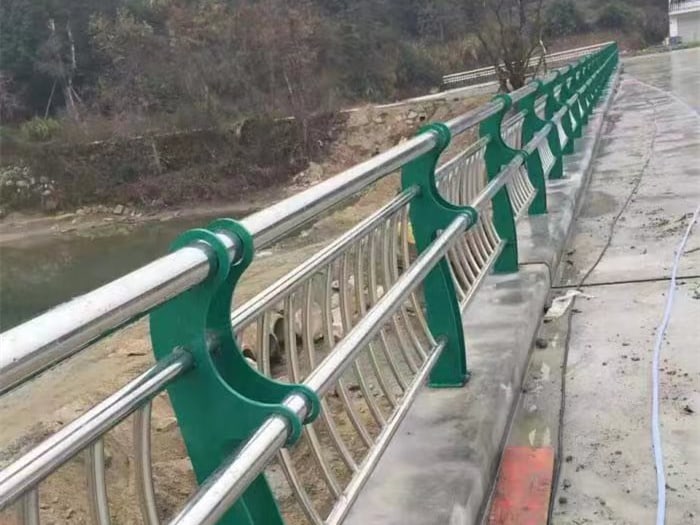 不銹鋼復(fù)合管護(hù)欄