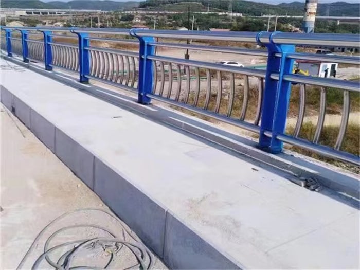 不銹鋼復(fù)合管護(hù)欄