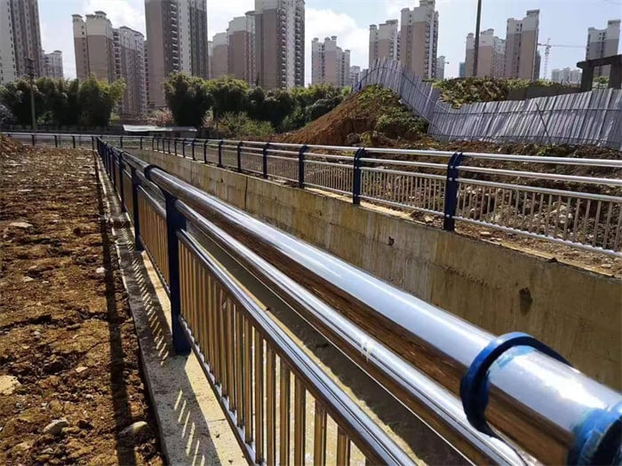 不銹鋼復(fù)合管護(hù)欄