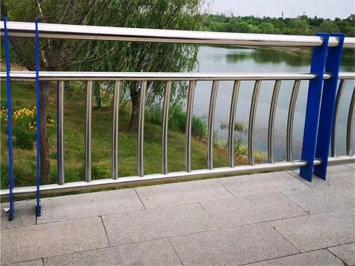 不銹鋼復(fù)合管護(hù)欄